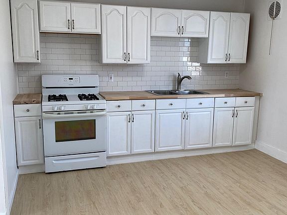 2nd image of 26581 Grandmont St