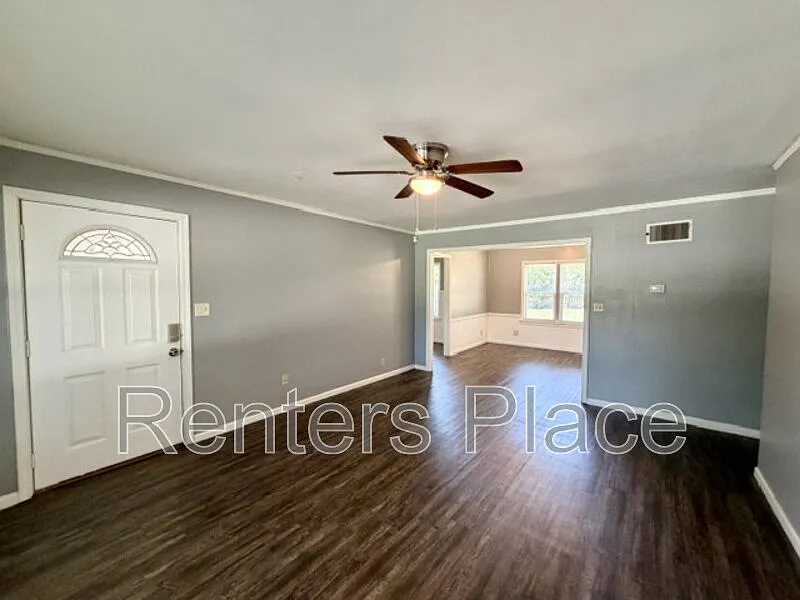 3 bed, 1.0 bath, 1498 sqft, $1,350 — Photo 2