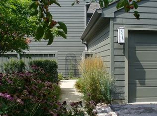 316 Oak Hill Rd, Lake Barrington, IL 60010