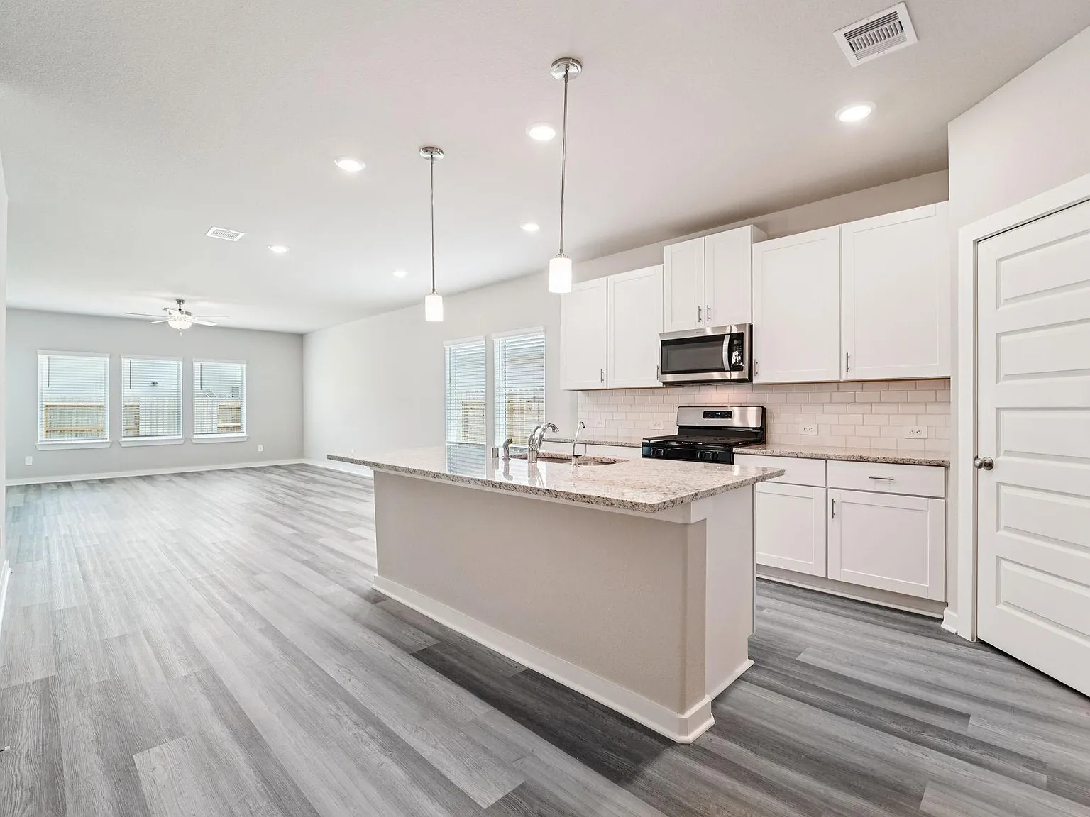 4 bed, 2.5 bath, 2585 sqft, $2,595 — Photo 4