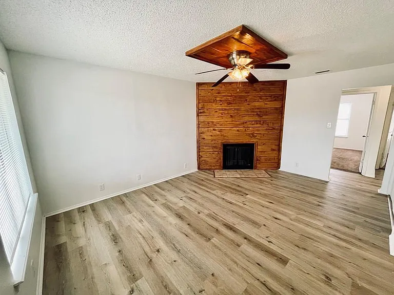 1203 Redwood Dr #C — Photo 2