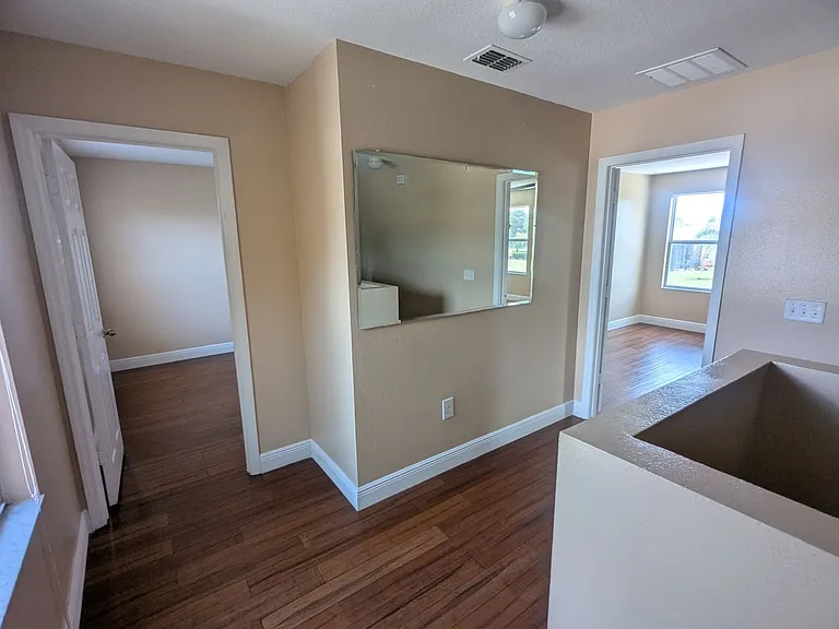 1628 Strathmore Cir — Photo 32