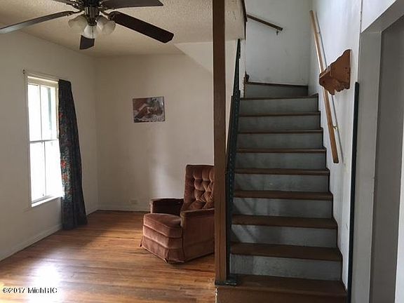 4th image of 904 Alpine Ave NW