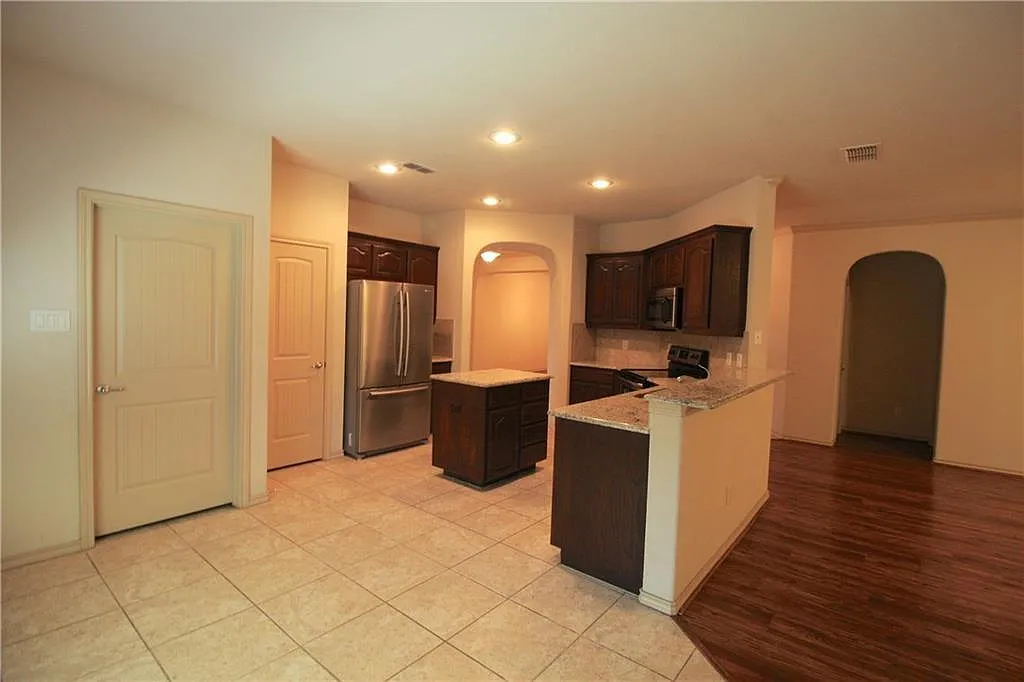 4 bed, 2664 sqft, $2,799 — Photo 3