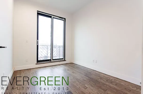 Rented by Greenrock Management | media 23