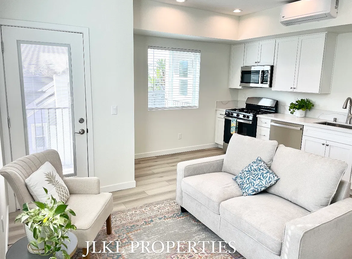 Studio, 440 sqft, $1,995 — Photo 1