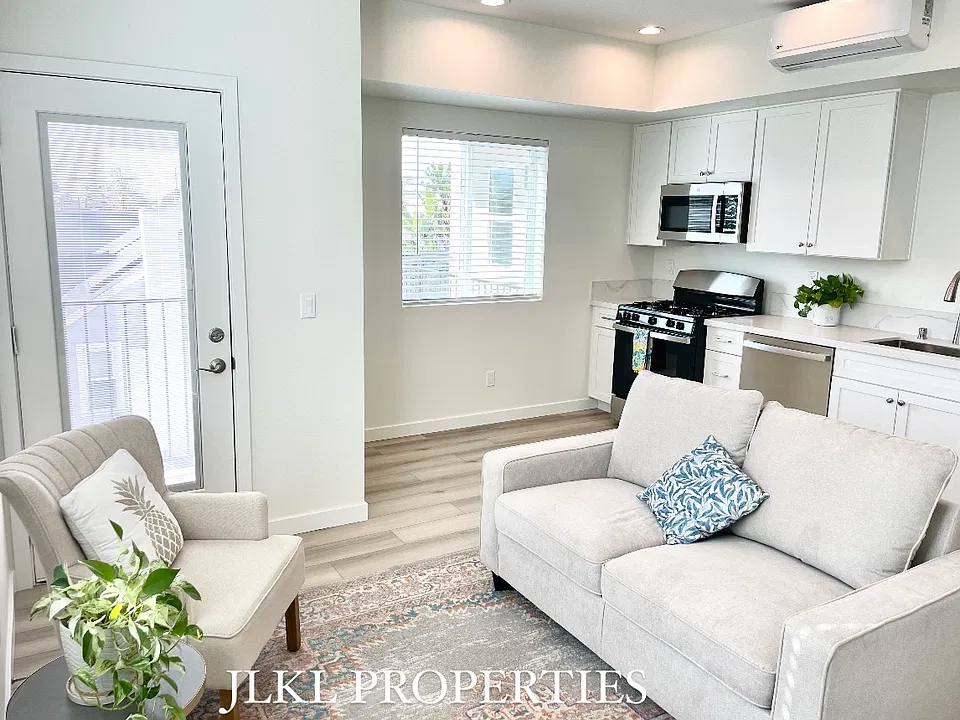 3084 Meade Ave #8