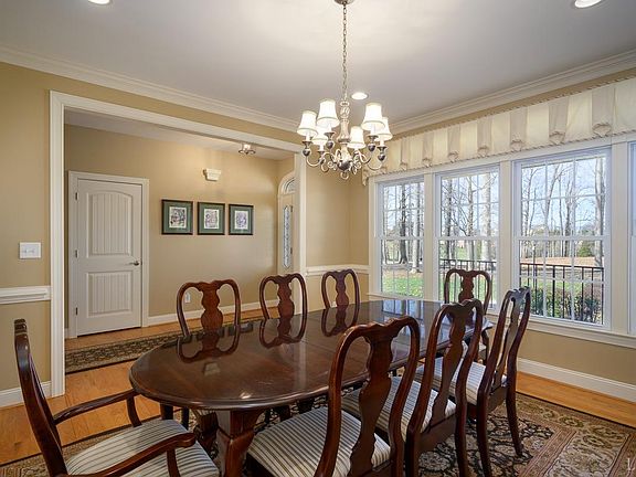 4th image of 1043 Oak Lawn Dr N