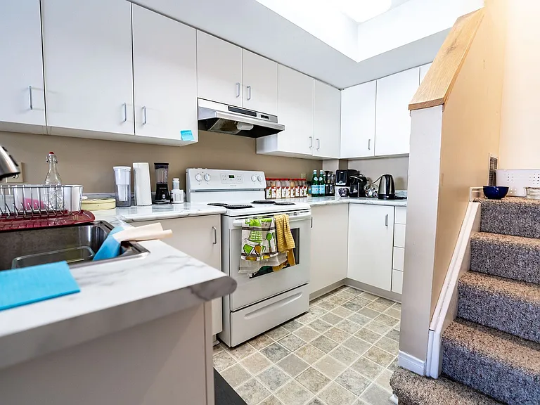 110 Stirling Ave #6 — Photo 7
