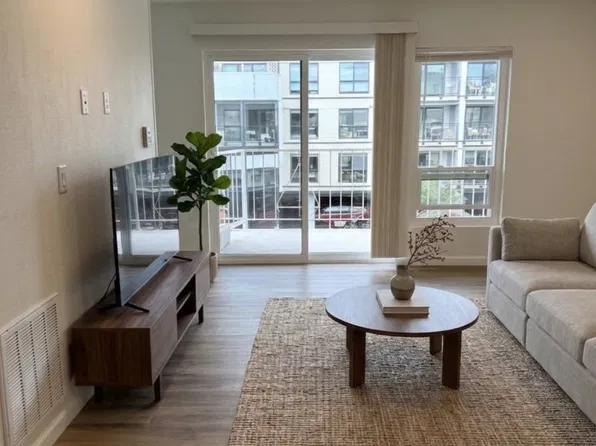 6421 Lake Washington Blvd NE APT 303, Kirkland, WA 98033