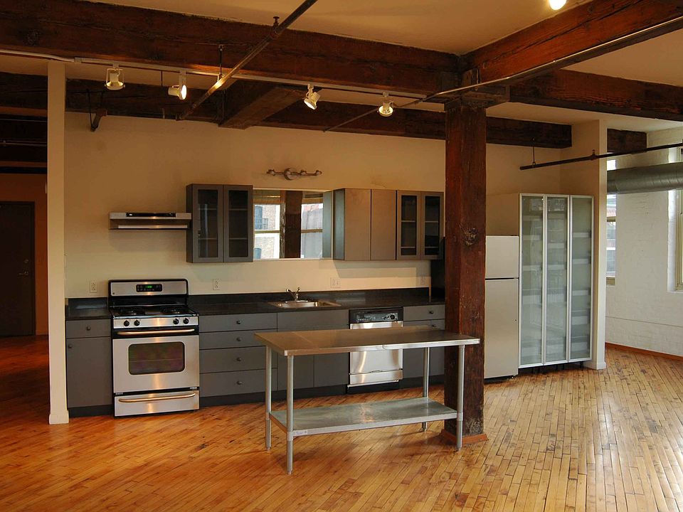 Beautiful, Bright, Spacious and warm, this loft is perfect!