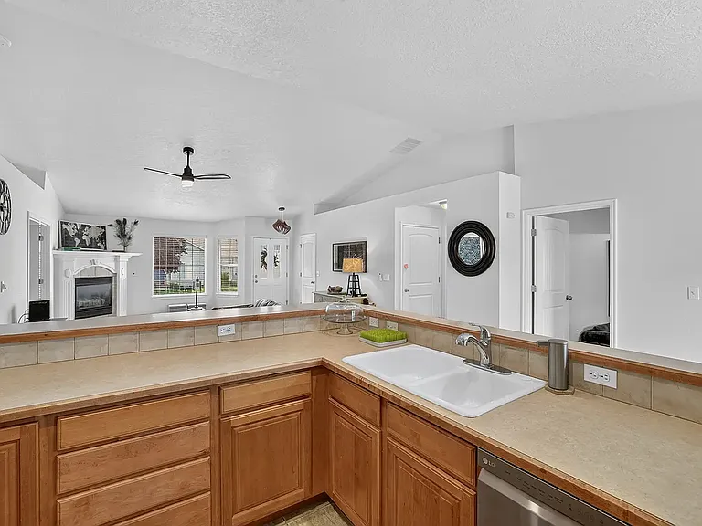 8106 W Penny Ln — Photo 7