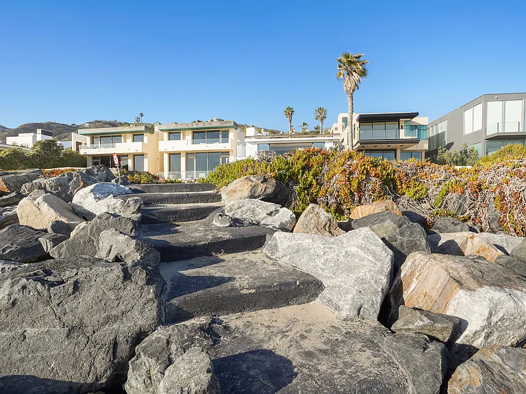 Where rugged coastal beauty leads to refined luxury.