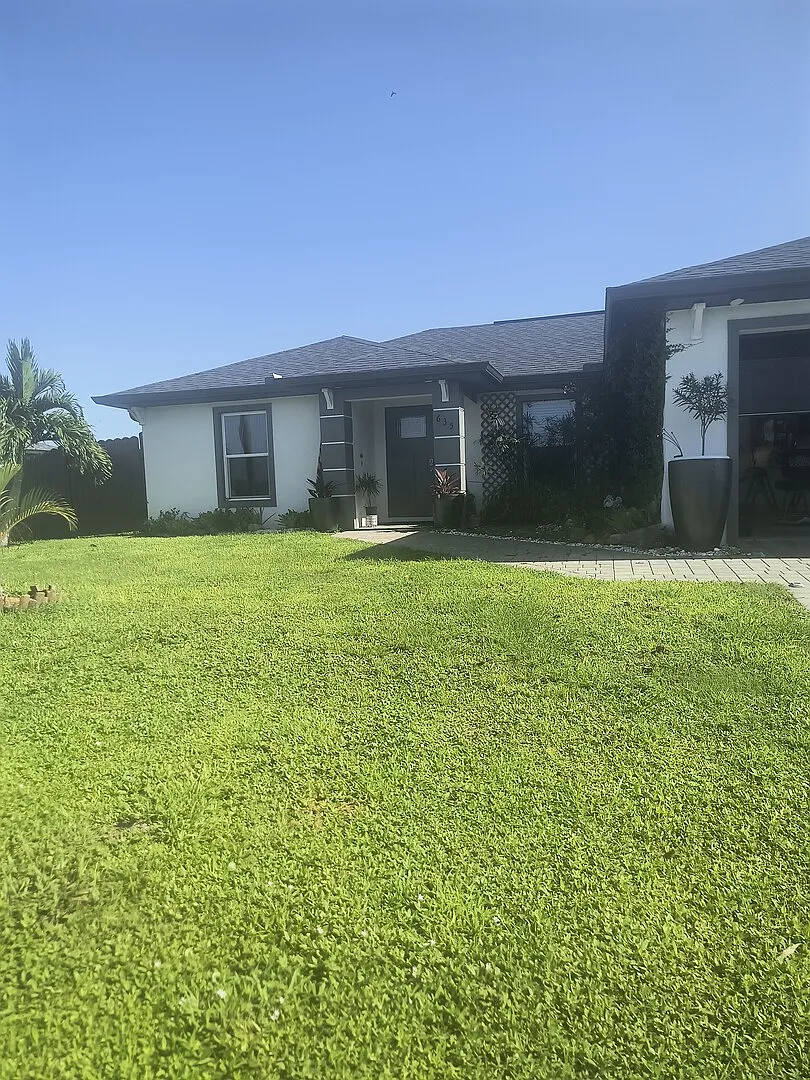Single Family with Garage — Photo 1