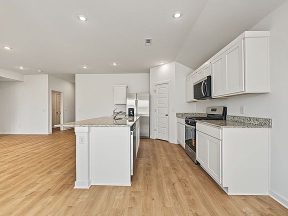 4th image of 560 Riggs St