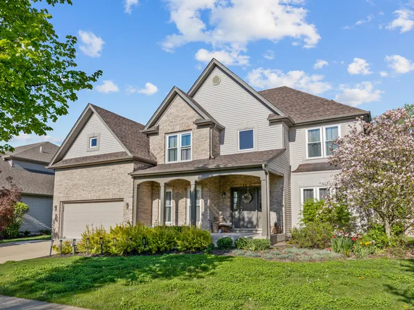 679 Chasewood Dr, South Elgin, IL 60177