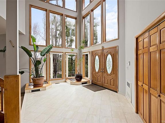 2nd image of 35 Fieldstone Ct