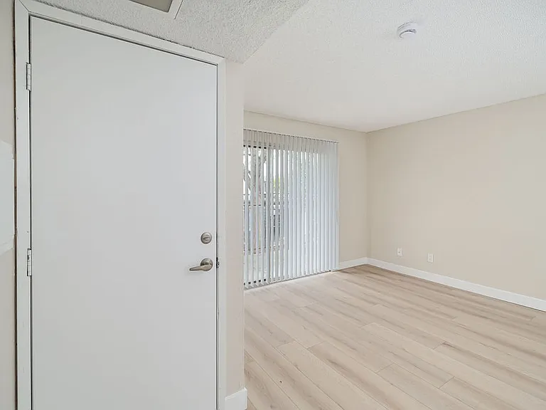 Lynwood Knolls — Photo 35