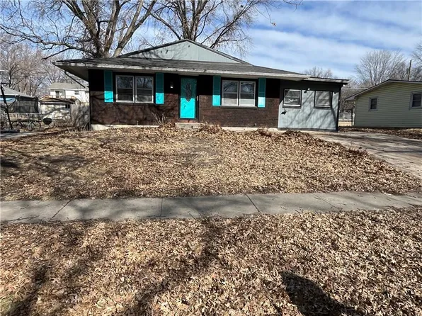 316 Holiday Dr, Lansing, KS 66043