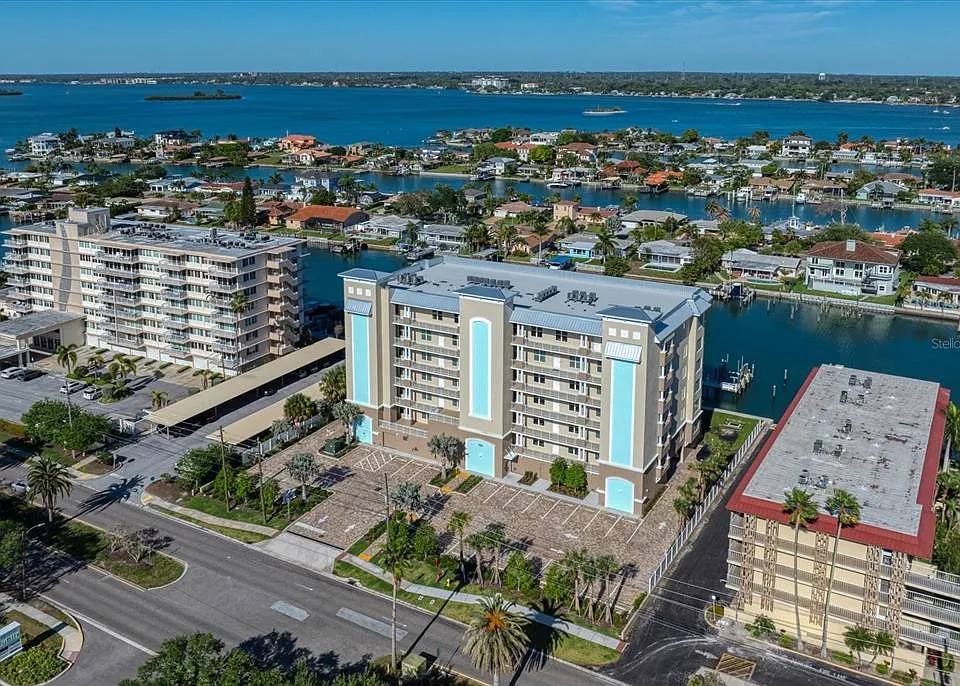 125 Island Way #402