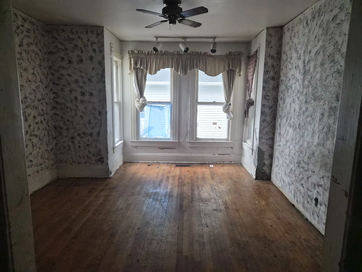 806 W 6th St — Photo 4