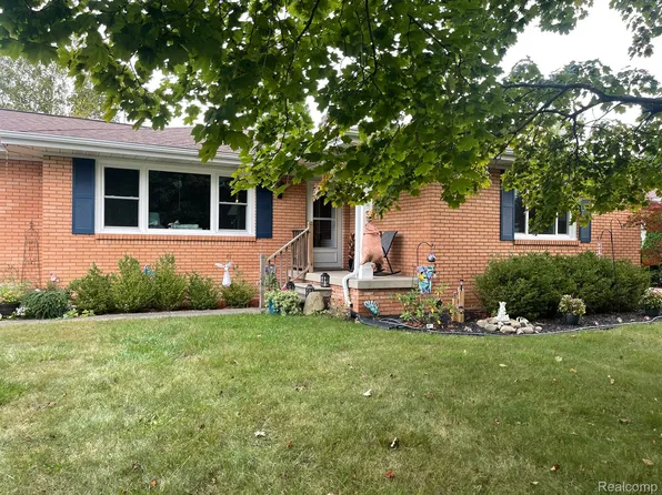 63 Michigan Ave, Marysville, MI 48040