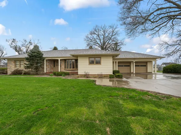 1121 Monroe Dr, Newton, IA 50208