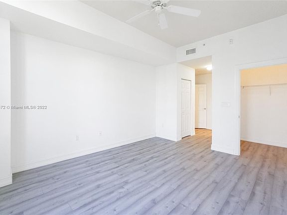 5th image of 3001 NE 185th St APT 409