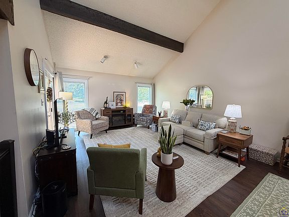 4th image of 64 SW Pepper Tree Ln