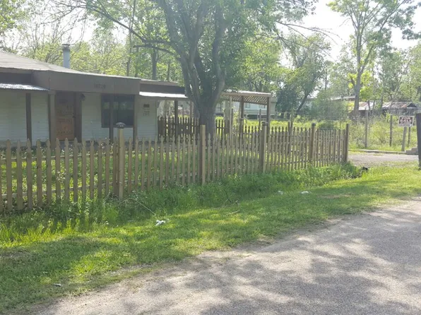 10719 Pine St, Willis, TX 77318