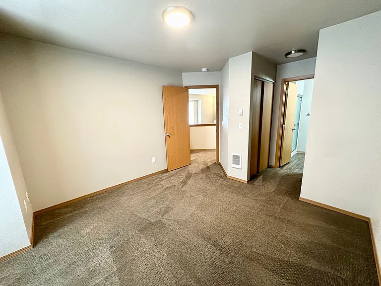 2102 N Yellowstone St — Photo 42