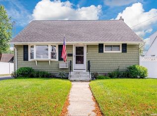 472 Ayers Pl, Oceanside, NY 11572