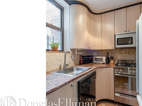 2nd image of 288 W 92nd St APT 6A