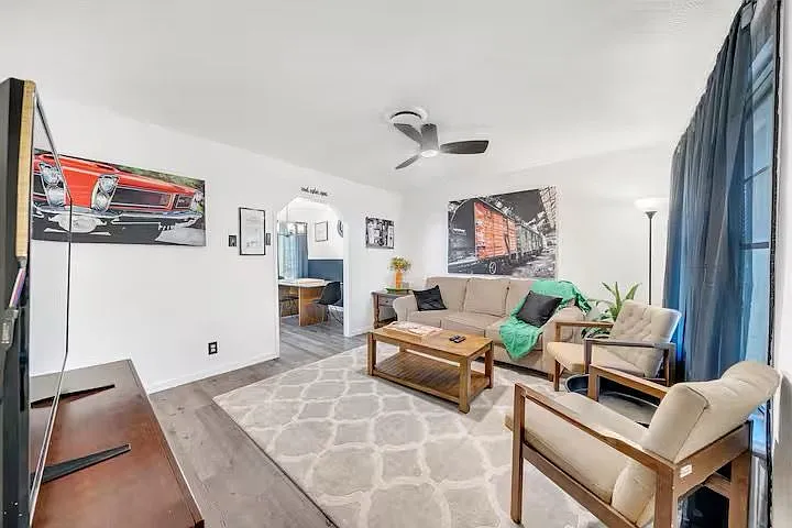 3 bed, 1.0 bath, 968 sqft, $1,975 — Photo 3