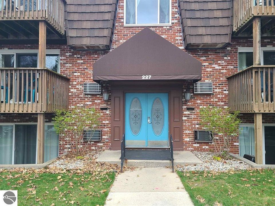 1st image of 227 Fair St APT 3