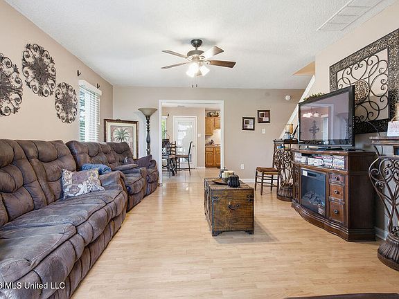 4th image of 10739 Ridgefield Dr