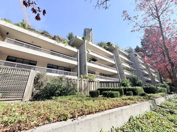 5932 Patterson Ave #105, Burnaby, BC V5H 4B4