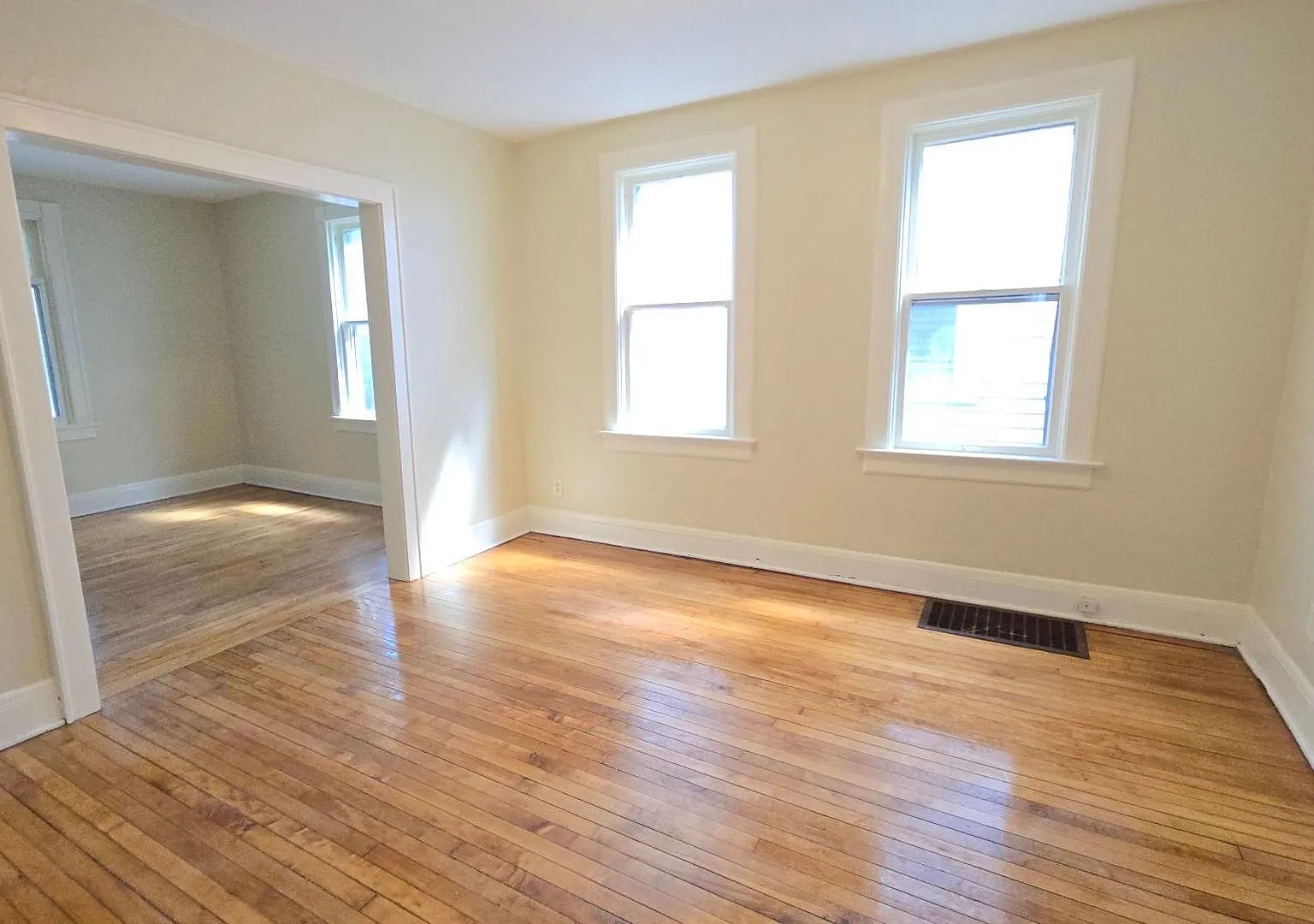 Bartlett 2443 — Photo 1