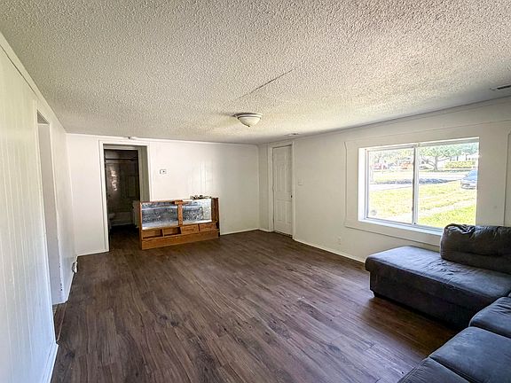 4th image of 2936 W Walnut Street