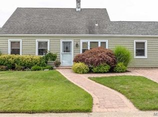 12 Stirrup Ln, Levittown, NY 11756