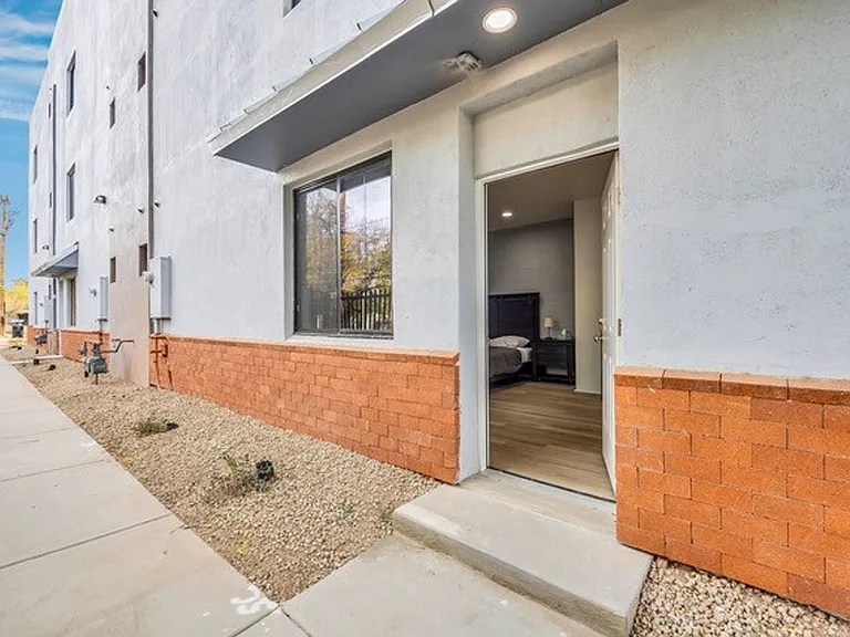 834 S Farmer Ave — Photo 3