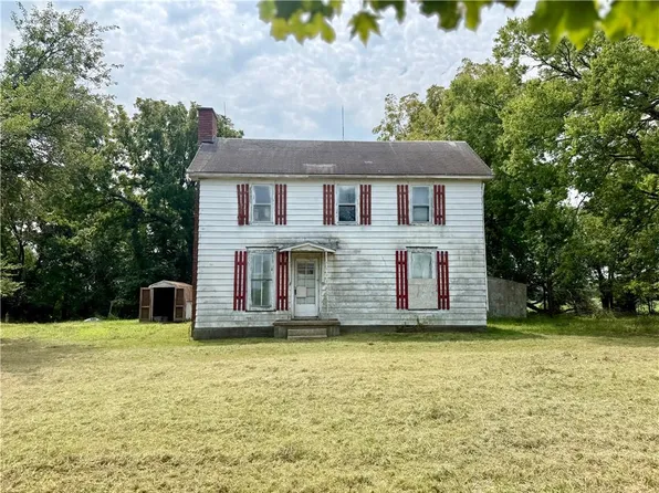 7 Cantrell Rd, Tonganoxie, KS 66086