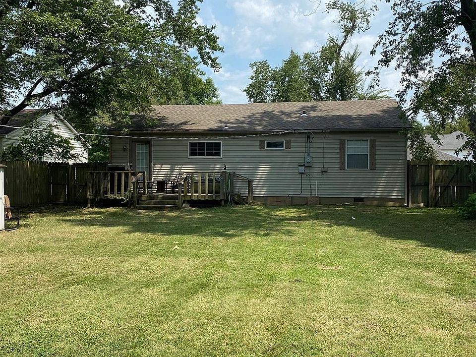 2nd image of 1004 E Kiowa Ave