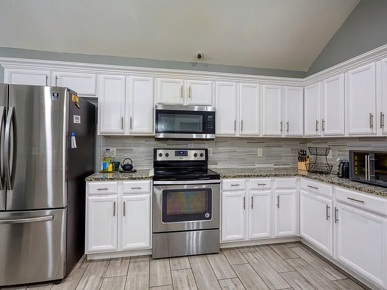 8423 Creekbluff Dr — Photo 4