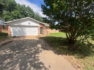 913 Henslee Dr, Euless, TX 76040