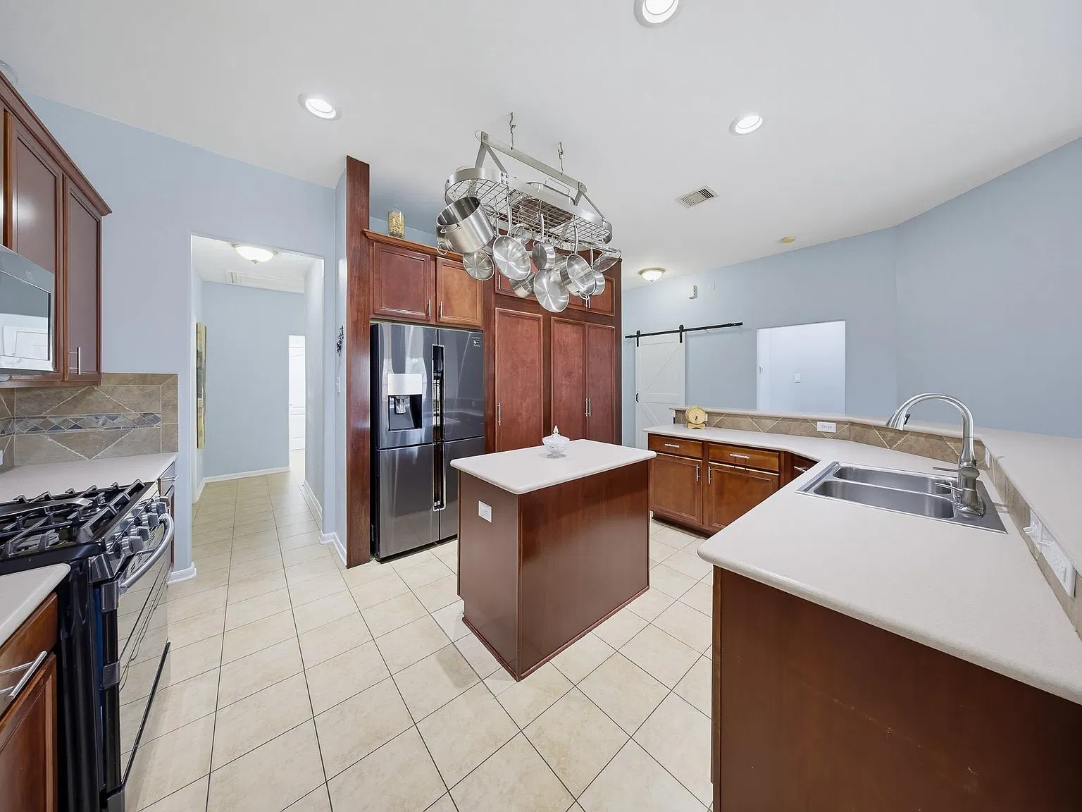 4 bed, 3.0 bath, 2250 sqft, $2,500 — Photo 2