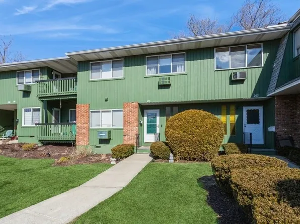 206 Coachlight Square, Montrose, NY 10548