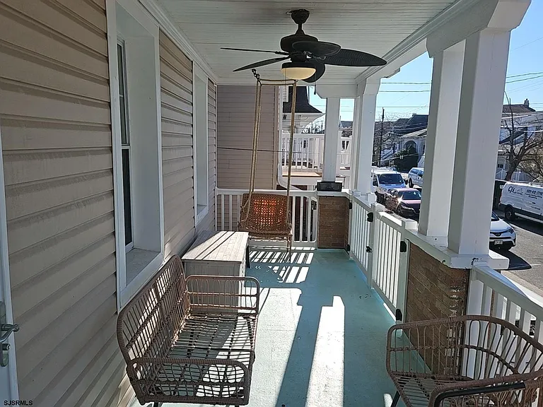 111 N Sacramento Ave — Photo 4