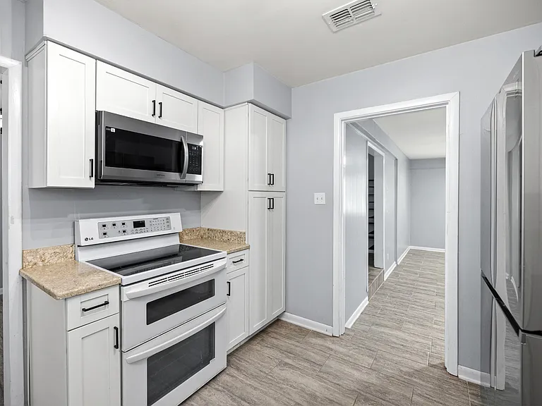 328 Plymouth Ave — Photo 15