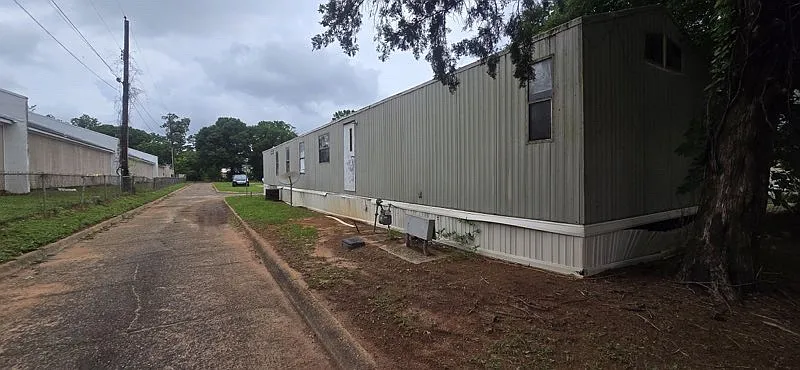 3 bed, 900 sqft, $475 — Photo 2